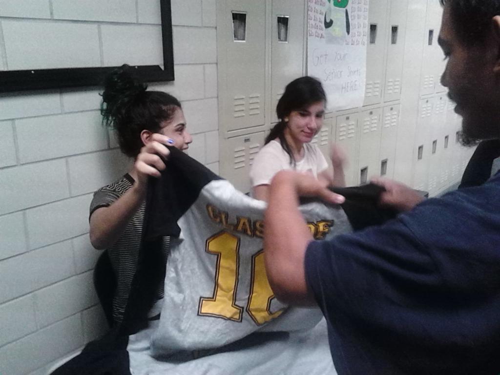 SHMSTC's tweet image. Class of 2016 gearing up for a great year with a fashion statement. #wearesam #GreatAllOver #onlyatsam