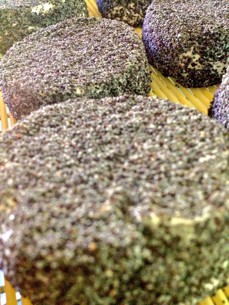 JLROYUELA's tweet photo. #quesosconsabor @LACABEZUELA estos con amapola. @GASTROLOCURA @dansanphoto @MadrEATmarket @GASTROLOCURA @Foodtruckya http://t.co/zdZcIEwEYP