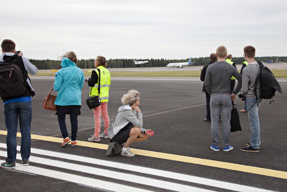 HelsinkiAirport's tweet photo. Video from our #runwayopening now available! Check it out: http://t.co/Okxy8sKYzU http://t.co/hT9VFhL8ld