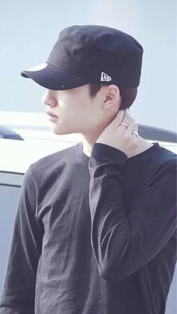 broccccolli's tweet photo. same hat...same ring.. uggh!!! chansoooooo #chansoo #soundwavering #blackhat http://t.co/cx5vJX0x4P