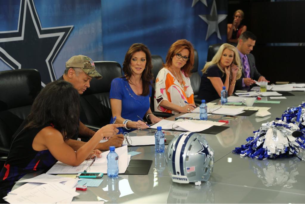Kelli_Finglass's tweet photo. TONIGHT on @CMT;  Panel Interviews,@KittyCarter5678, Final Auditions! @belk @PINK_TARTAN @HISArchAngels @DVF http://t.co/9Jr5SRIhmb