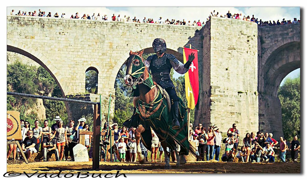 besalu_turisme's tweet photo. Tornejos, visites guiades, espectacles... i més us esperen al #BesalúMedieval 29 i 30 d'agost @jsurina @lluisguino http://t.co/3tcFlzLQAg