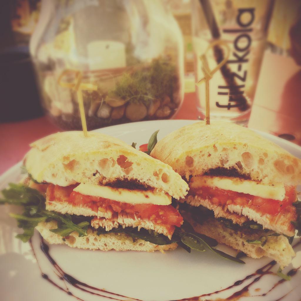 Unser neuer Burger Deluxe: the Italian Stallion. diesesWochenende #schwarzekiste #foodporn #theplacetobe #augsburg