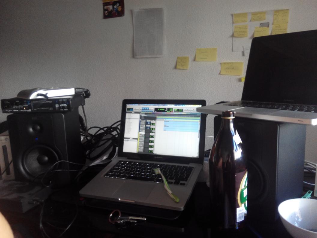 MoonsickBand's tweet photo. Terminando las grabacioneeees!

Finishing the job! http://t.co/YzN1qbjtID