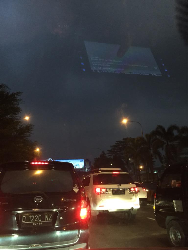 kantinnasion's tweet photo. Bandungku sayang, Bandungku macet http://t.co/P4xA4MfPkp