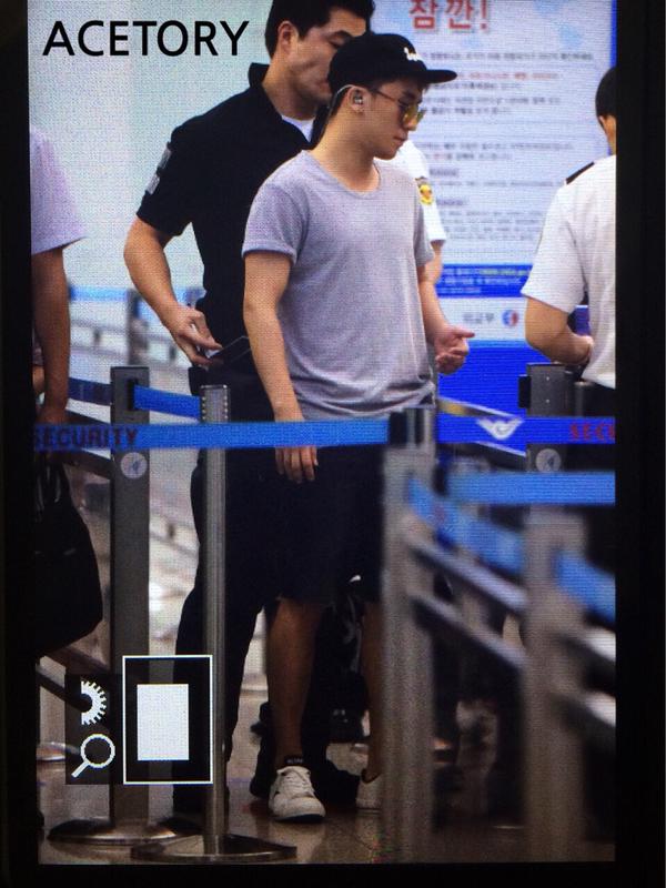 [13/8/15][Pho] TOP, Daesung và Seungri tại sân bay Incheon đến Thành Đô CMSP1RpUsAEGVBa