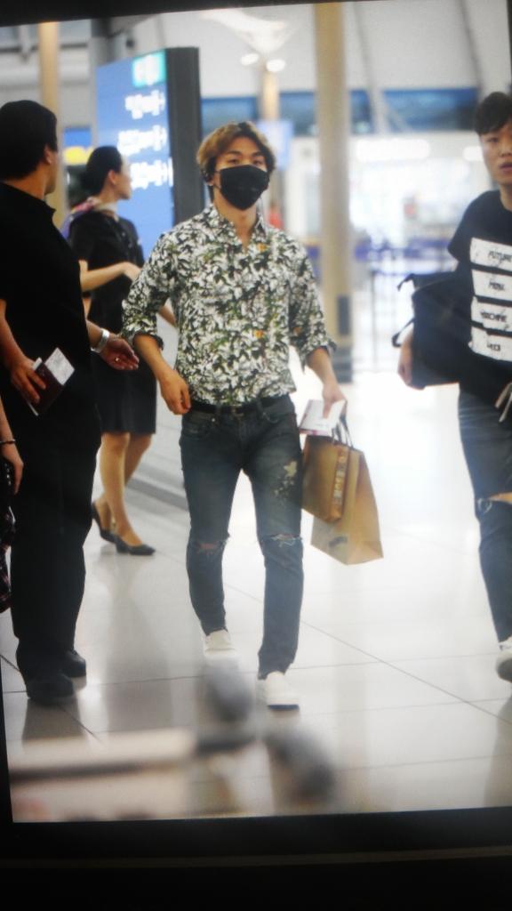 [13/8/15][Pho] TOP, Daesung và Seungri tại sân bay Incheon đến Thành Đô CMSP336UsAAy2VM