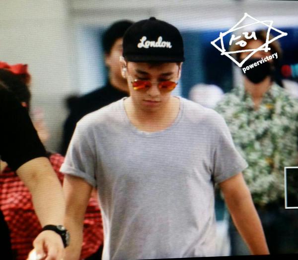 [13/8/15][Pho] TOP, Daesung và Seungri tại sân bay Incheon đến Thành Đô CMSPuFTUwAIBYUr