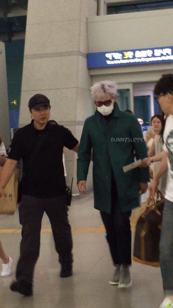 [13/8/15][Pho] TOP, Daesung và Seungri tại sân bay Incheon đến Thành Đô CMSPwL0U8AA9-tL