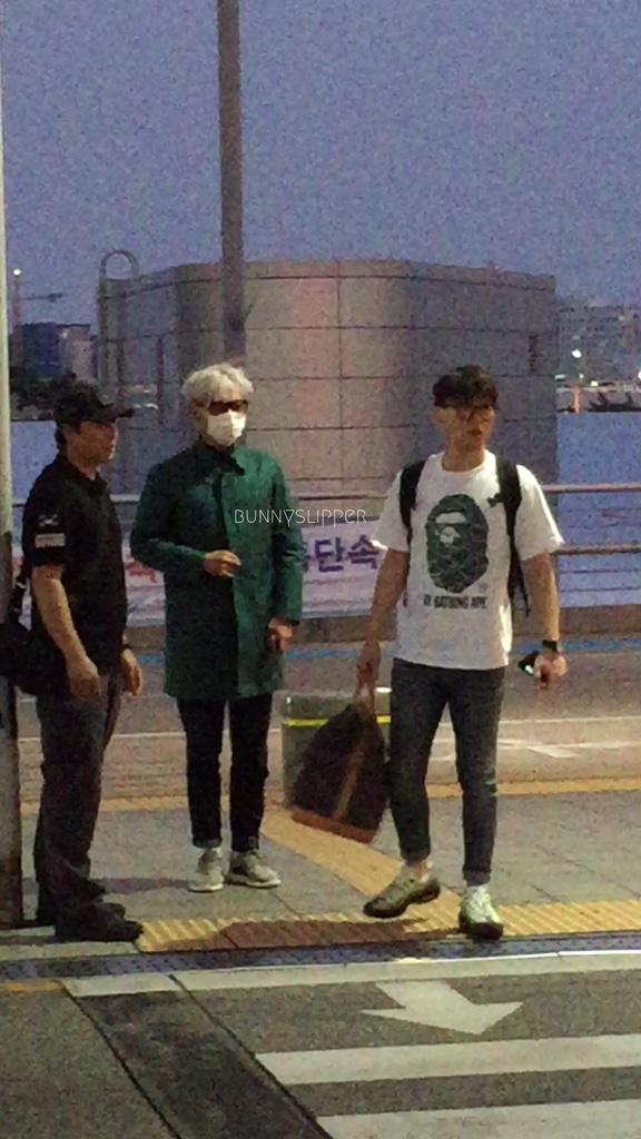 [13/8/15][Pho] TOP, Daesung và Seungri tại sân bay Incheon đến Thành Đô CMSPwL0VAAU8H5b