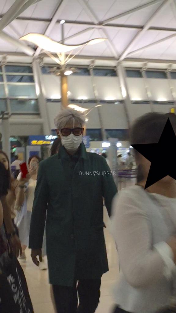 [13/8/15][Pho] TOP, Daesung và Seungri tại sân bay Incheon đến Thành Đô CMSPwLuUYAA2lBr