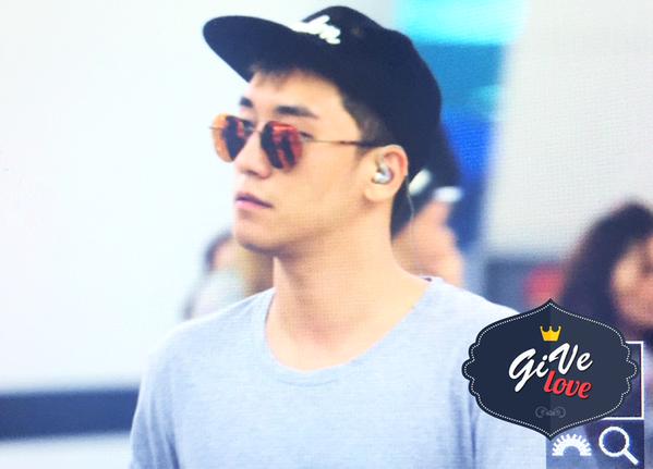 [13/8/15][Pho] TOP, Daesung và Seungri tại sân bay Incheon đến Thành Đô CMSPypLVAAAeNCq
