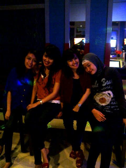 AmeliaCissy's tweet photo. Miss my girl's :( @chaalien @dewantymitha @Thevytiny http://t.co/0A0YdHchmY