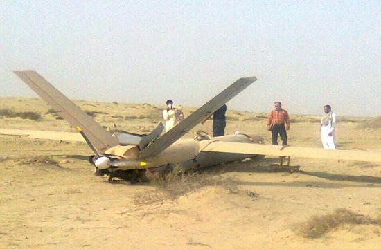 سقوط درون ايراني نوع Shahed-129 في بلوشستان بين ايران وباكستان  CMSR_LNWIAAAPVe