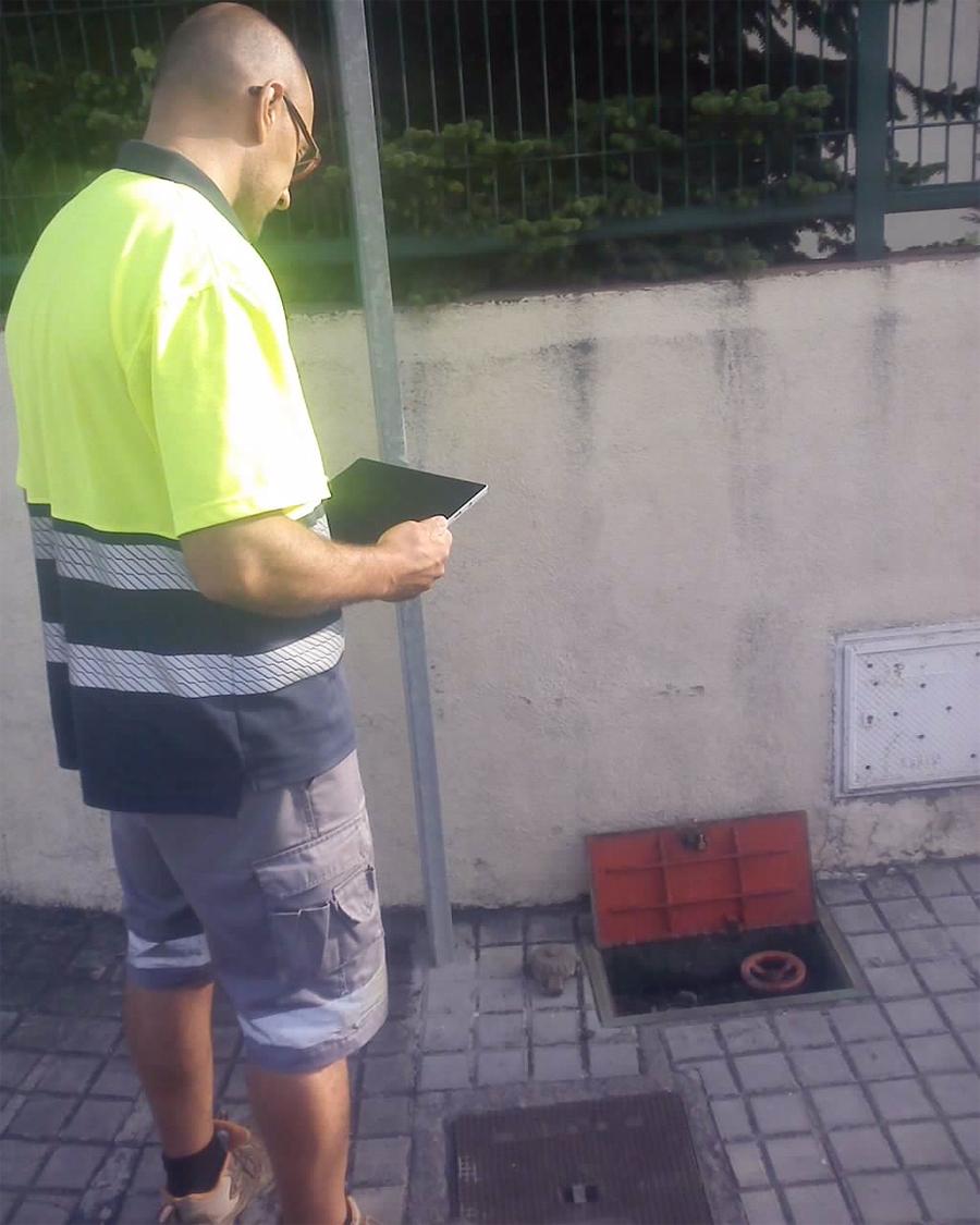 Veolia_Cat's tweet photo. Professionals de Sorea realitzen revisions anuals d’hidrants utilitzant tablets com a eines útils de treball #Maresme http://t.co/WWH3Bfsv0U