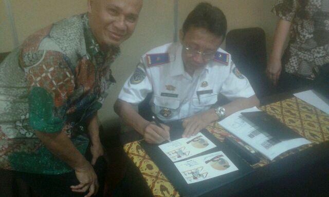 FilateliJogja's tweet photo. Kepala Dinas Perhubungan, Komunikasi dan Informatika DIY menandatangani Sampul Hari Pertama koleksi milik Bp. LUTHFI http://t.co/7DoLCTiwJZ