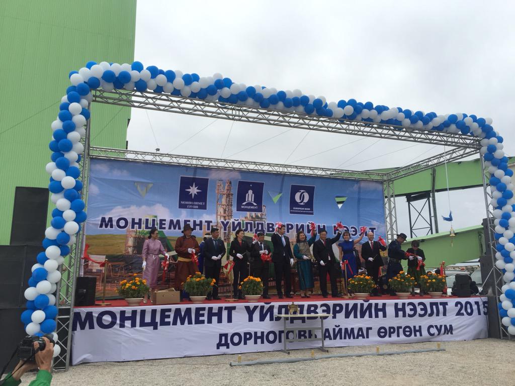 Tseemaa01's tweet photo. Жилд 1 сая тн цемент үйлдвэрлэх хүчин чадалтай үйлдвэр нээлтээ хийлээ.  #Монцемент #Чингис #бонд http://t.co/6ybdN7XshR