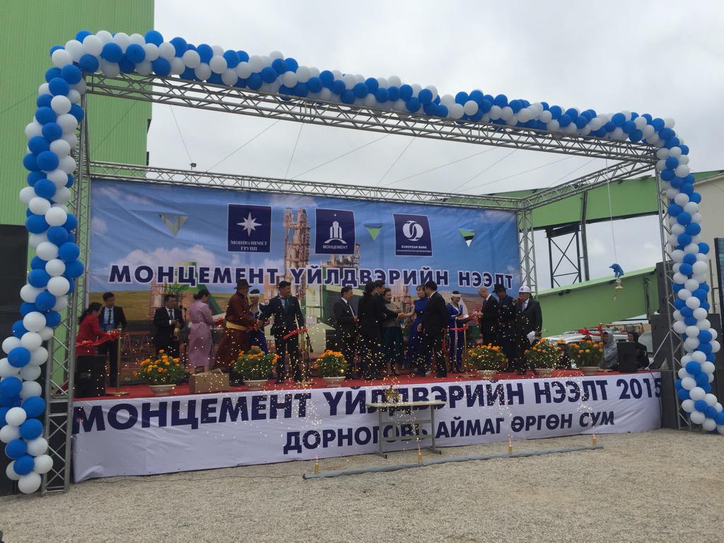 Tseemaa01's tweet photo. Жилд 1 сая тн цемент үйлдвэрлэх хүчин чадалтай үйлдвэр нээлтээ хийлээ.  #Монцемент #Чингис #бонд http://t.co/6ybdN7XshR