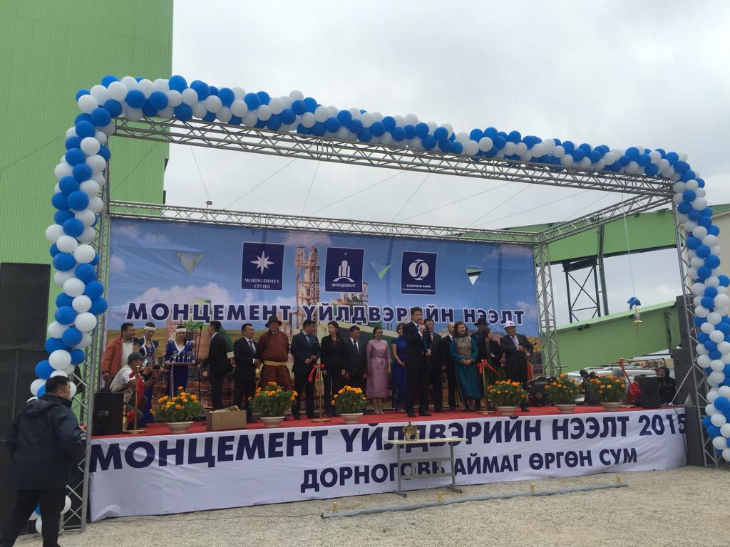 Tseemaa01's tweet photo. Жилд 1 сая тн цемент үйлдвэрлэх хүчин чадалтай үйлдвэр нээлтээ хийлээ.  #Монцемент #Чингис #бонд http://t.co/6ybdN7XshR