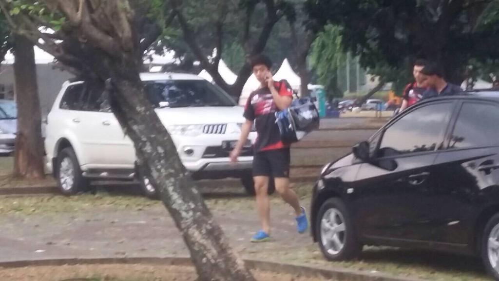 yongdaeleefans's tweet photo. [PHOTO] 150813 Lee Yong Dae and Yoo Yeon Seok on their way to stadium. http://t.co/NQkOa7LpJh