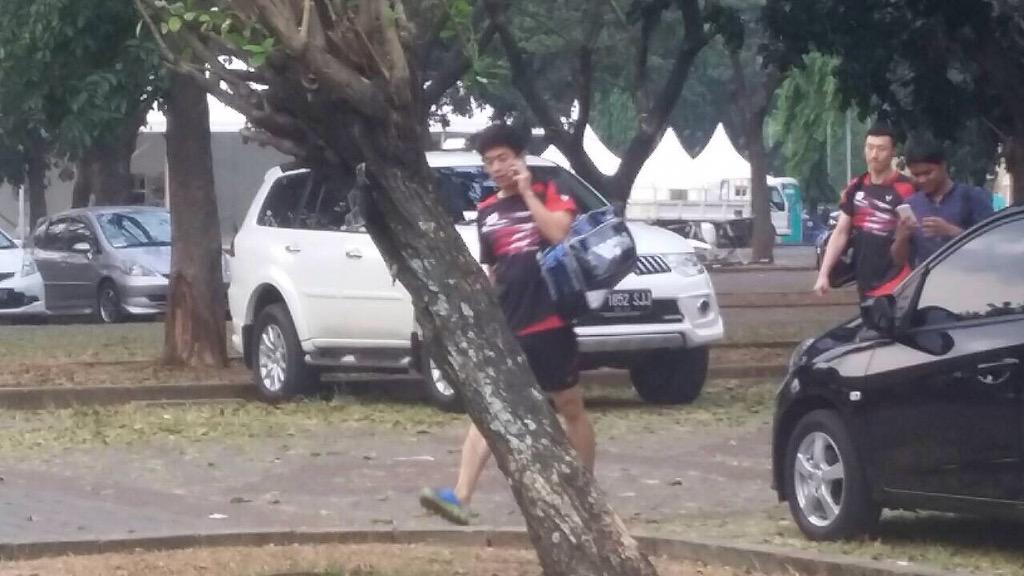 yongdaeleefans's tweet photo. [PHOTO] 150813 Lee Yong Dae and Yoo Yeon Seok on their way to stadium. http://t.co/NQkOa7LpJh