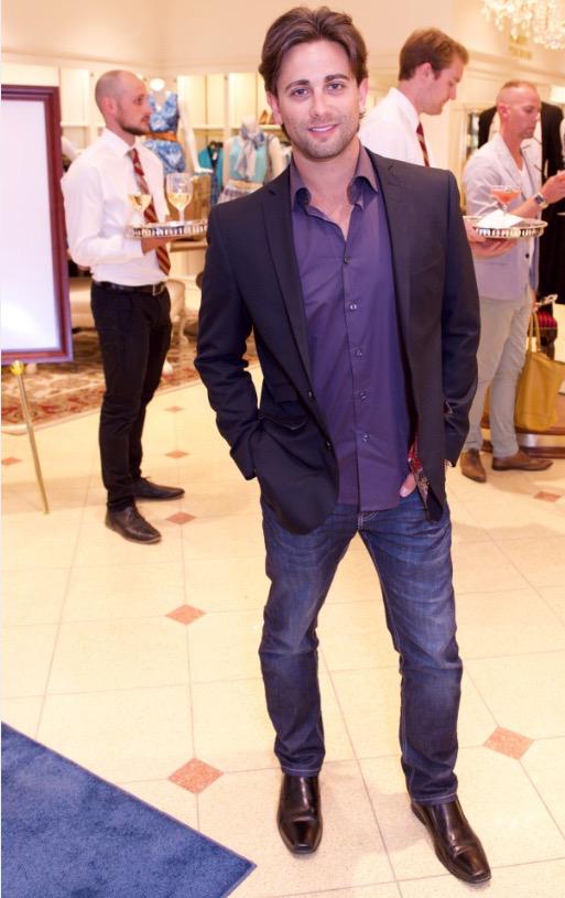Catherinepham11's tweet photo. @jamiegutfreund has @gotstyle short sleeve dress and long sleeve and suit at the #Menswear and @haightashburyto!! 👚👔 http://t.co/skrqzrpcb9