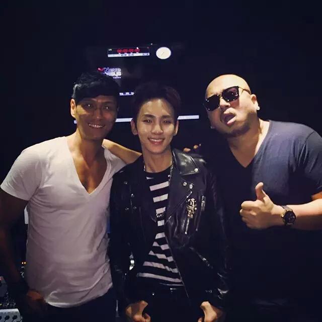 _SHINeeKey_b's tweet photo. check ' hold on' #holdon #axodus #돈스파이크 #dj한민 http://t.co/d4mWb4lFHU