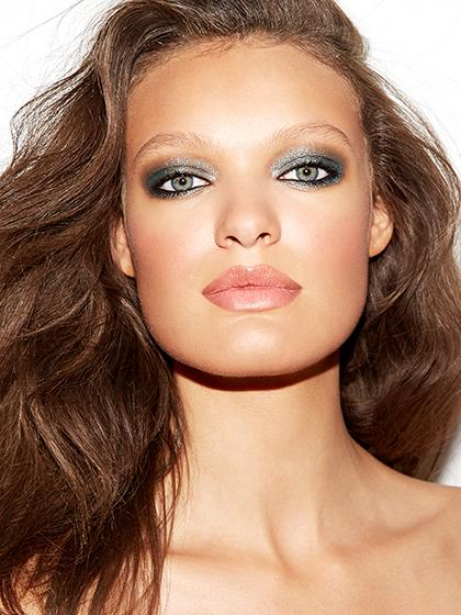 BeautyBarPK's tweet photo. shimmery eyes and an nude ombre lip giving an illusion of a full pout!
#TomFord #summerlook #beautytalk http://t.co/9CogWHUfmO