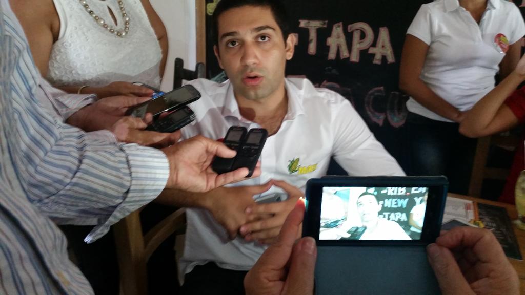 CHICANOTICIAS1's tweet photo. En Rueda de prensa @salimchagui  muestra pruebas y dice que no está inhabilitado para aspirar a la Alcaldía de Cereté http://t.co/3W0qCuNKfc