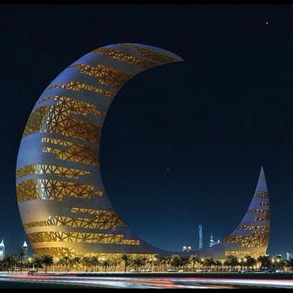 PerfectTrave1's tweet photo. Crescent Moon Tower in Dubai http://t.co/vfHQzGJynz