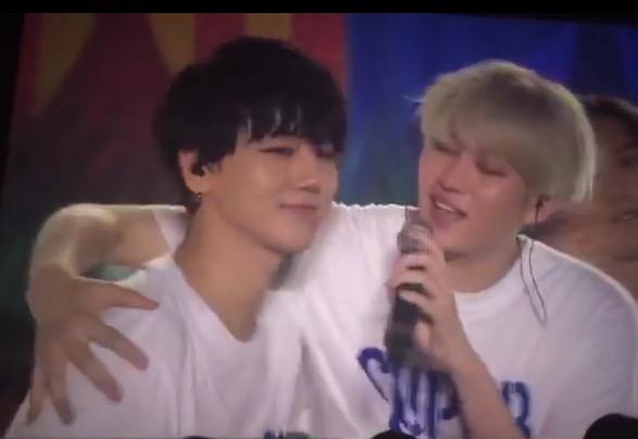 Closealllife's tweet photo. เขาให้มาร้องเพลงในคอน แหมม โอบกอด สบตา ซบคอ มาเต็มมม #ABline #yechul #yehee http://t.co/RE1guKN04i