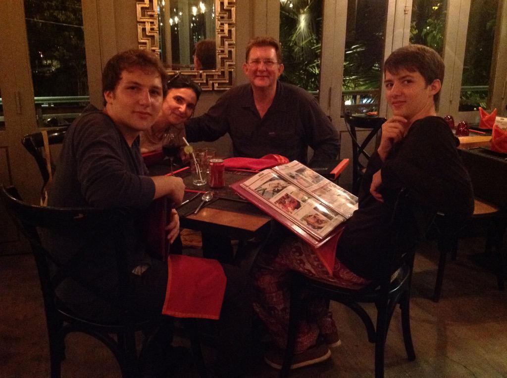 NicolasNerot's tweet photo. @JNerot 

Et nous voici dans un Resto khmer en plein Siem Reap http://t.co/MwYPA9NdHP
