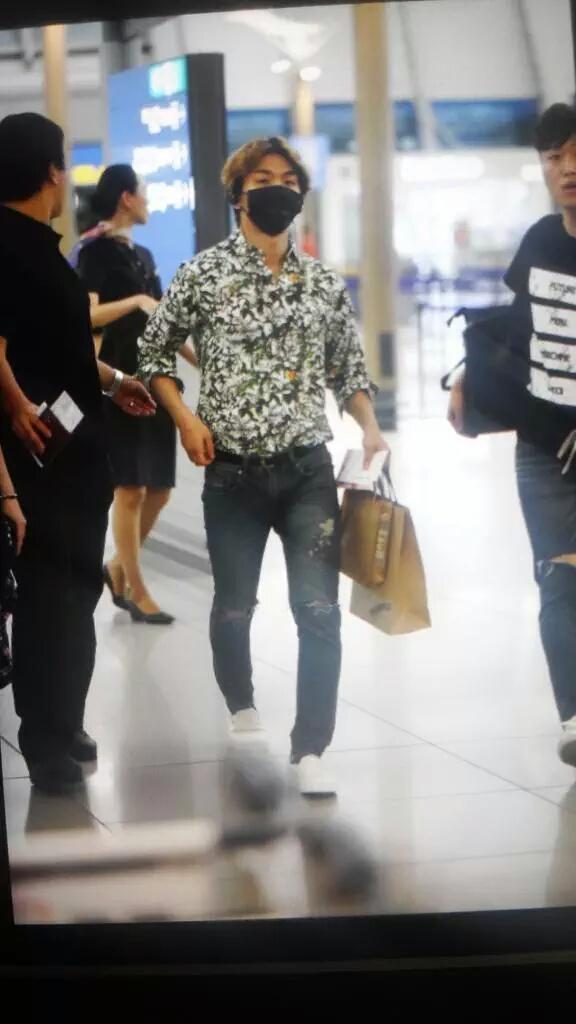 [13/8/15][Pho] TOP, Daesung và Seungri tại sân bay Incheon đến Thành Đô CMSjMVsUAAAAw0j