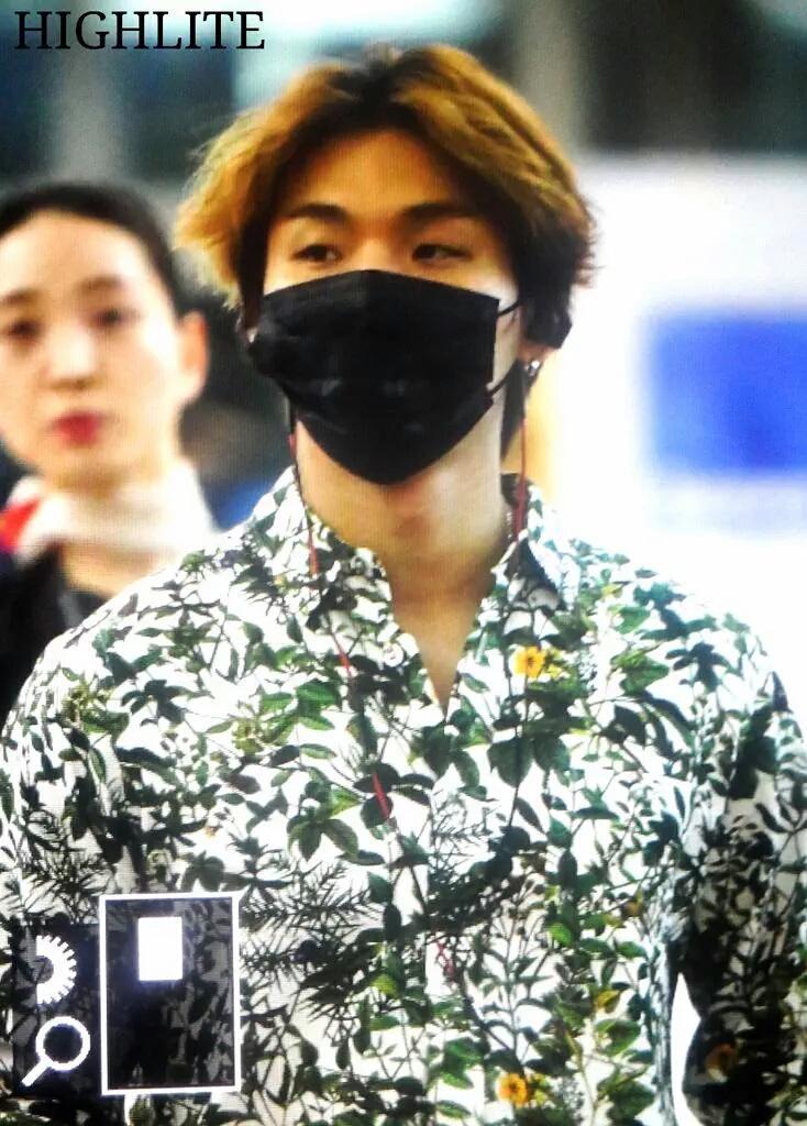 [13/8/15][Pho] TOP, Daesung và Seungri tại sân bay Incheon đến Thành Đô CMSjmf-UwAEFYYB