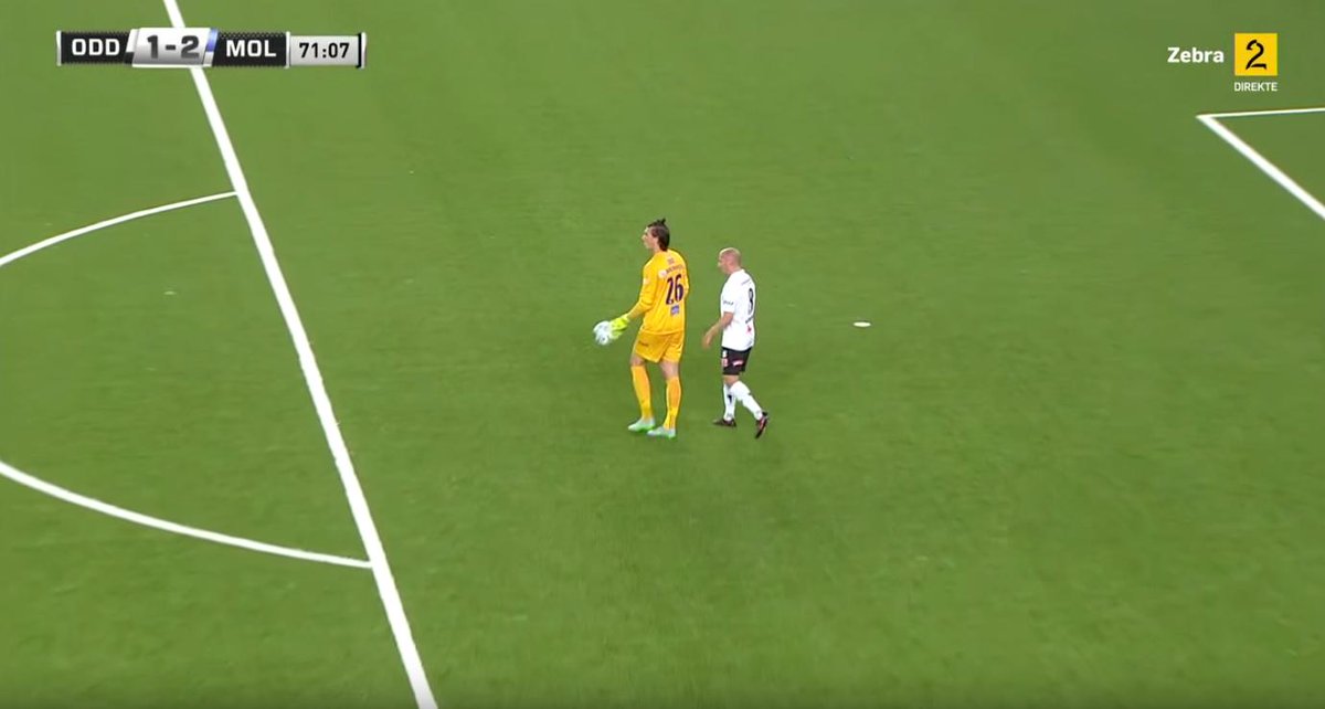 ADSportwereld's tweet photo. Video: Debuut Zweedse doelman draait uit op nachtmerrie http://t.co/ObV6fv12U5 http://t.co/Ckxb9Gg8l4