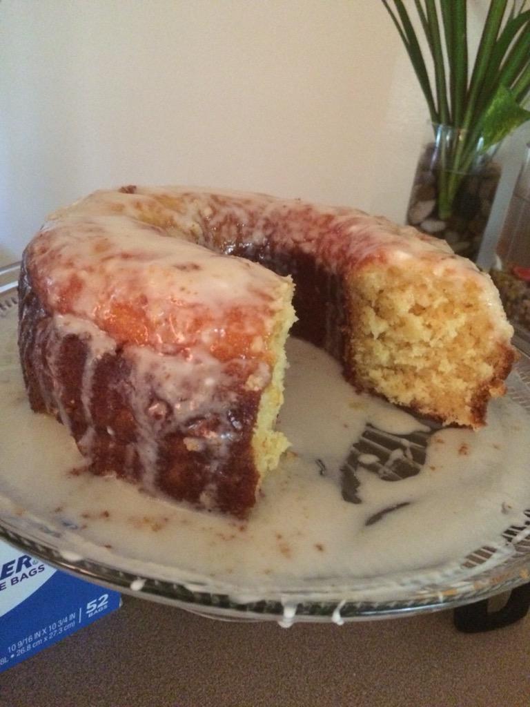 SHEBakesDMV's tweet photo. Buttery yellow cake drizzled with a sour cream glaze 🍴🍰👅💦 #omgshebakes #shebakes #dessert #yummytreats http://t.co/zrfNrmCn4G
