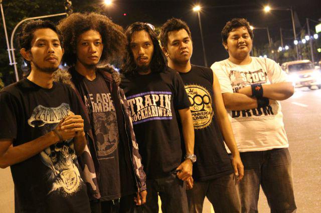 Formasi <a href="/sisiselatan/">SISI SELATAN</a> pada 2012, ki-ka <a href="/troponkharry/">Troponk Harry P</a> <a href="/ronald_selatan/">IG: Ronaldselatan</a> <a href="/adisisel/">adi wibowo</a> <a href="/camad_rizal/">psycomedy</a> @Rinno_drums