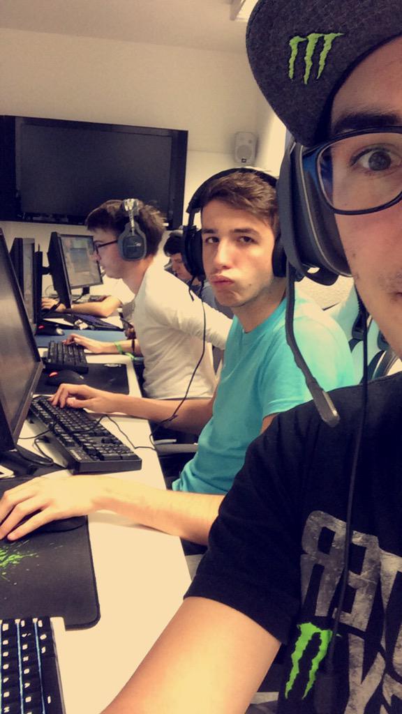 kiocsgoo's tweet photo. Bootcamp is still goiiiiiiing, a little 💋 from @EnVy_kennyS http://t.co/j1pPb6QKi9