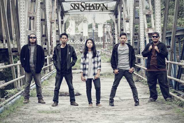 Formasi <a href="/sisiselatan/">SISI SELATAN</a> pada 2014,yg cewek itu Shinta,vokalis'nya saat itu