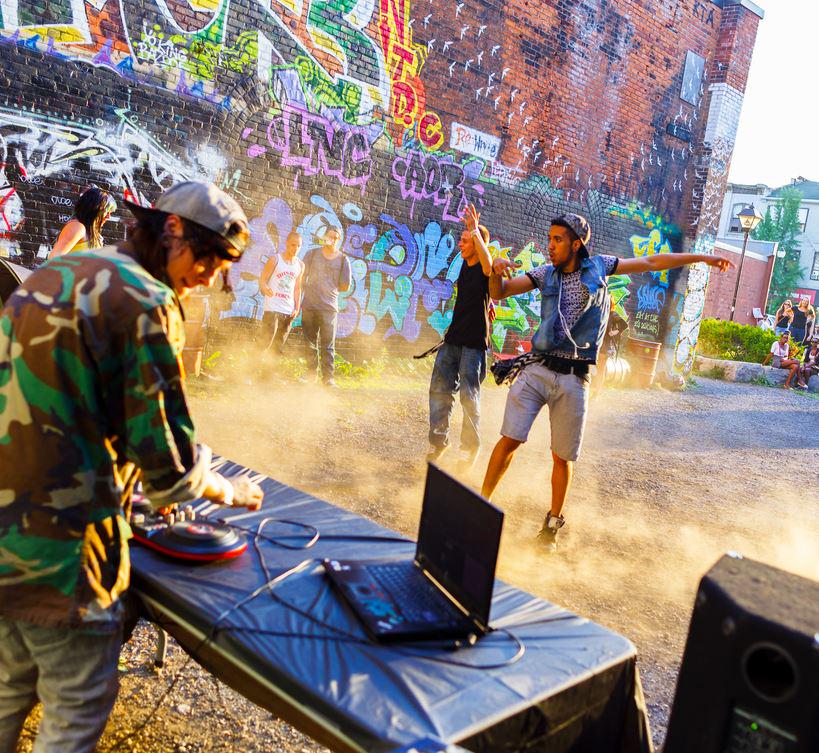 TourismHamilton's tweet image. Make our Visitor Centre your 1st stop for #ArtCrawl - food trucks, music &amp;amp; @YCDAIH: on.fb.me/1IwTJBq #HamOnt