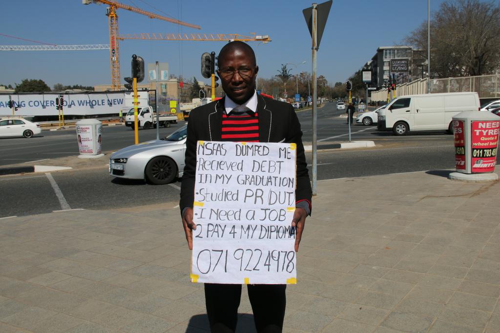 Mothupiii's tweet photo. Thembinkosi Phakathi, a Public Relations graduate from DUT on Rivonia Road #JobSeekersSA http://t.co/61sBNqSJa5