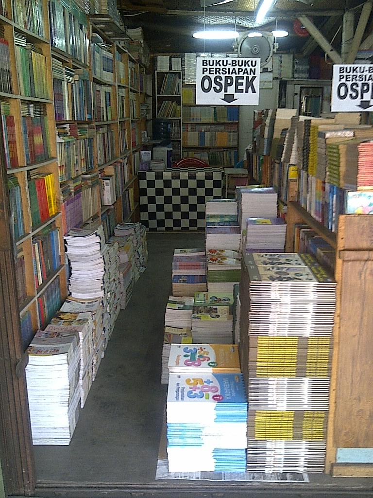 UNPADStore's tweet photo. Masih dengan harga yg sama 25.000/3 buku. Jaminan uang kembali. Kontak kami: 08562143738/26b3d94f http://t.co/WSsMGk8ef1