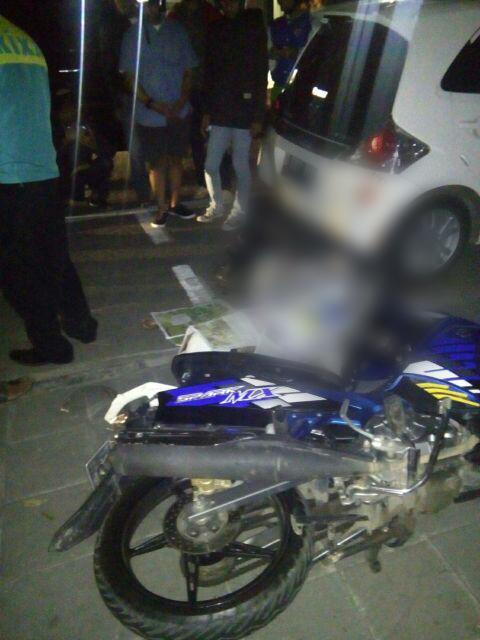 PRFMnews's tweet photo. 20.00 WIB
Kecelakaan terjadi di Jl Buah Batu (dpn toko No 36). Pengendara Jupiter MX Biru E 5645 JY tewas seketika. http://t.co/WrUvdjh1au