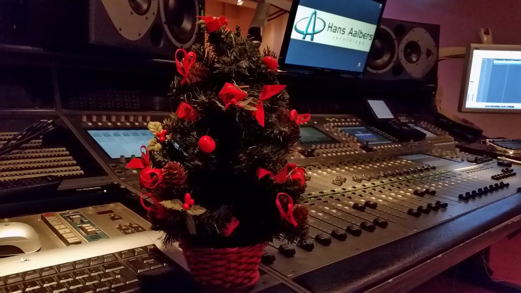 Eerste kerstboompje staat alweer. Weliswaar klein,  maar sfeer genoeg voor productie van kerstalbum van Christoff.