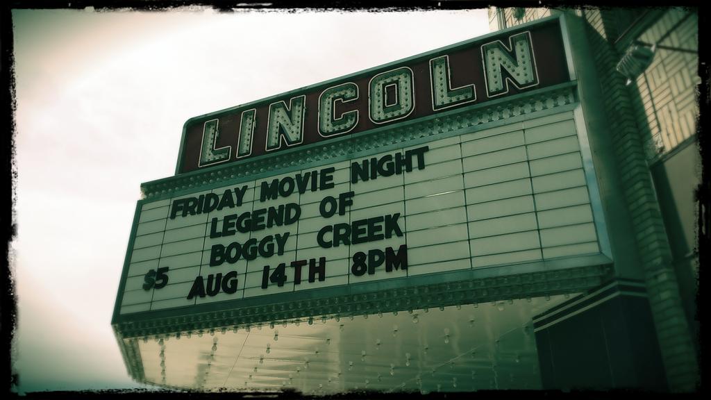 adamslife365's tweet photo. Tomorrow night at the Haunted Lincoln Square Theatre. #centralIllinois #movie #theatre #HorrorMovienight #decaturill http://t.co/0lHGDoz4c5
