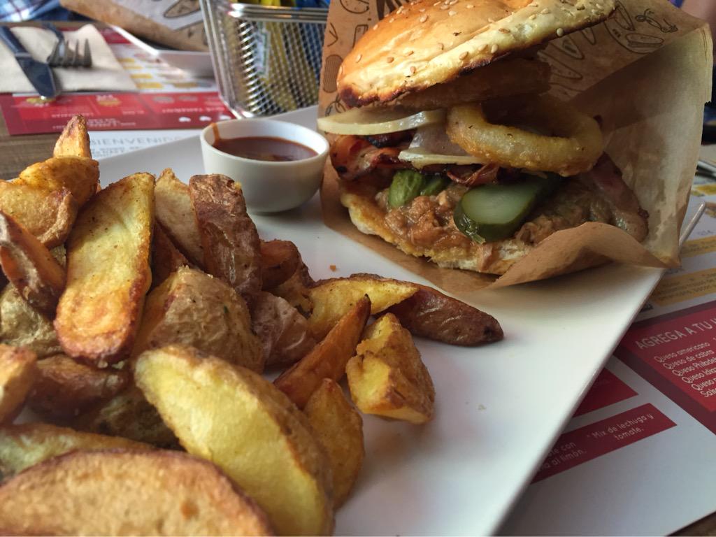 vir_lt's tweet photo. De nuevo en @GoikoGrill Disfrutando de algunas del pulled pork festival! Buenísimas! #GoikoPPF #madrid #GoikoGrillPR http://t.co/7TiqN3DkH7