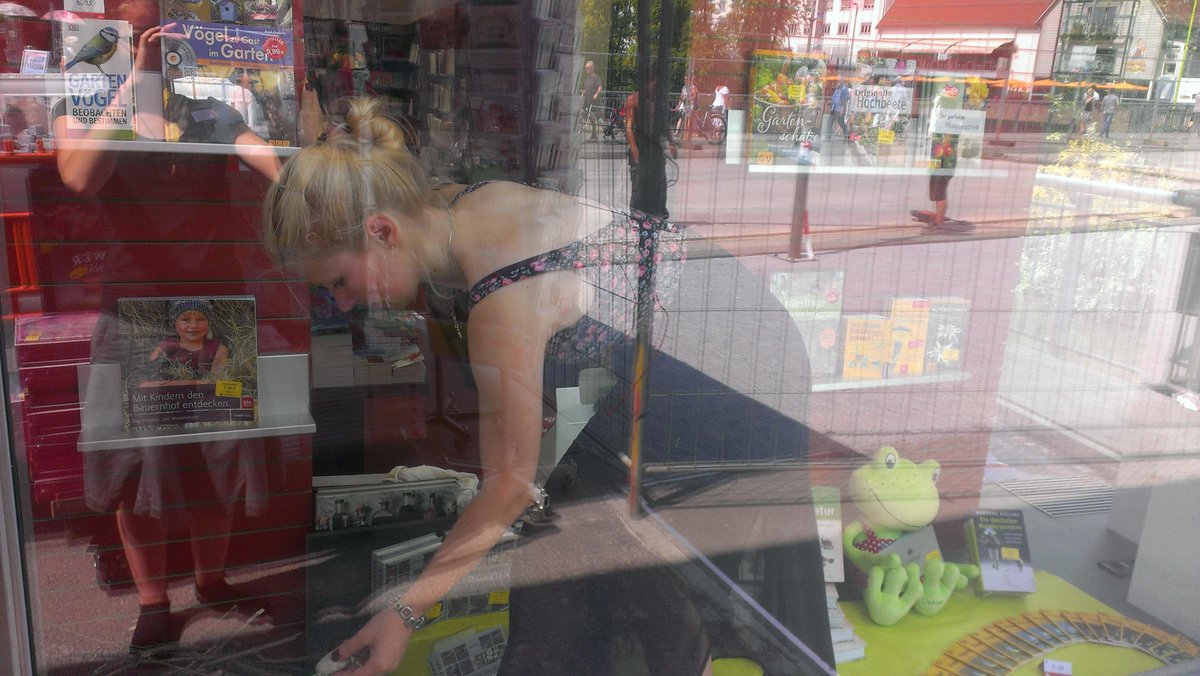 Für unsere Schaufenster zeigen wir vollen Körpereinsatz. Das Ergebnis gibt's ab sofort bei uns im City zu betrachten!