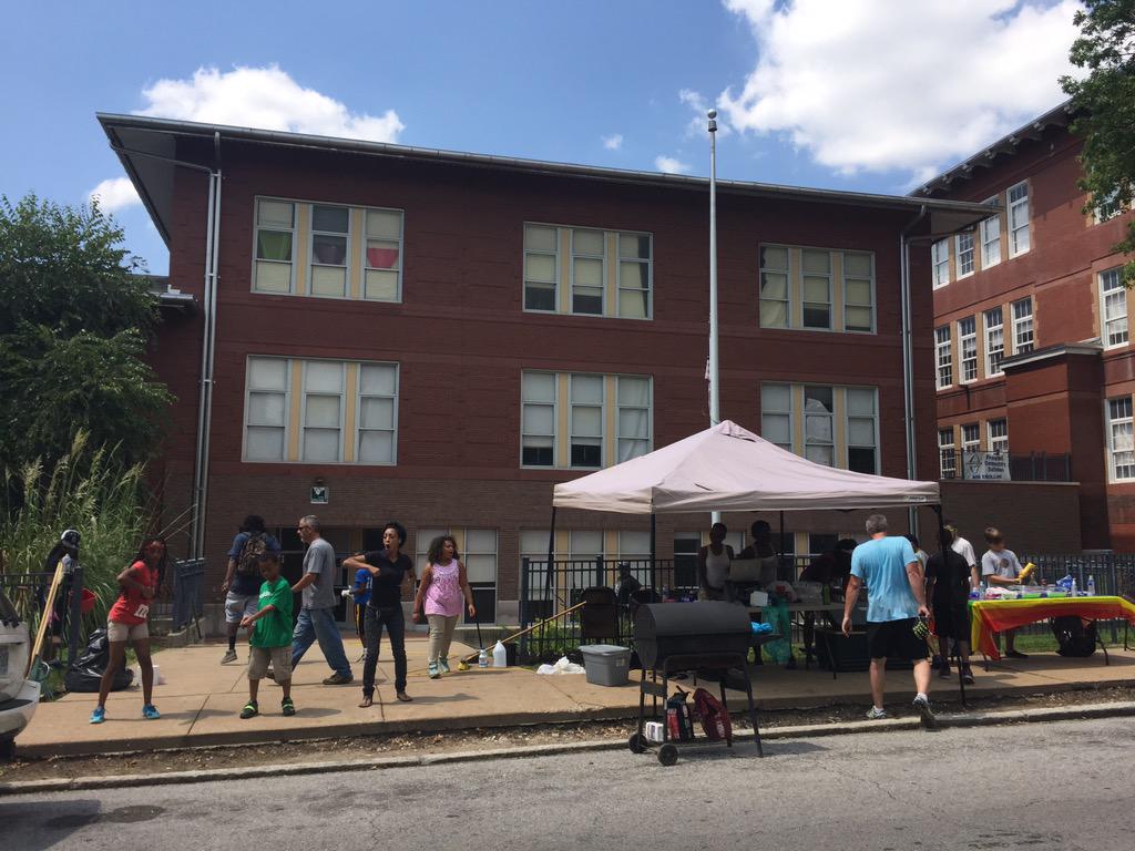 CaraSpencerSTL's tweet photo. #CherokeeStreetReach brings music, manpower and foodpower for back to school cleanup #InspiredCommunity http://t.co/RA9SaPoHdp