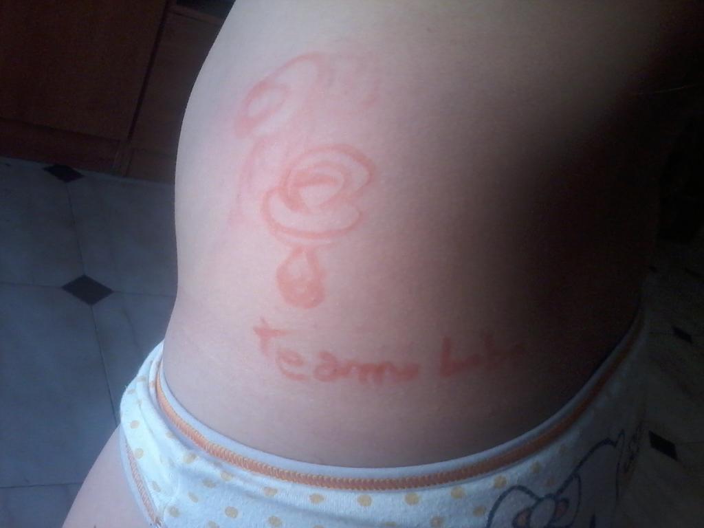 tatiysaray's tweet photo. Los tatus de mi hija jejejeje si esk la tengo k kerer dios http://t.co/f54ewHxgIr