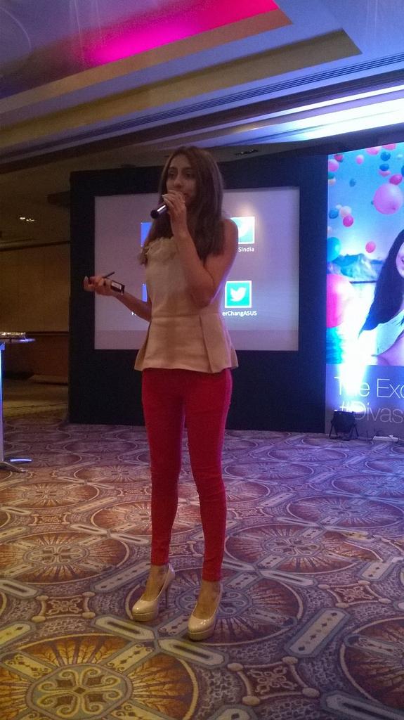RoohiBhatnagar's tweet photo. Just loved the #makeup and #selfie tips by none other than @VJAnusha at #DivasMeet @ASUSIndia http://t.co/MV1lNG2afy